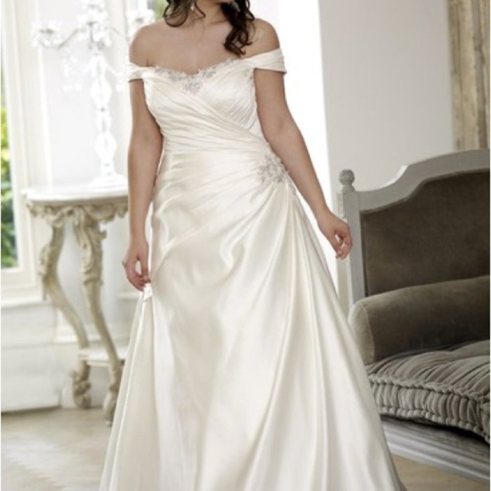 BEAUTIFUL Lace Up Off Shoulder Wedding Dress | Corset Back | A-Line Tulle Gown